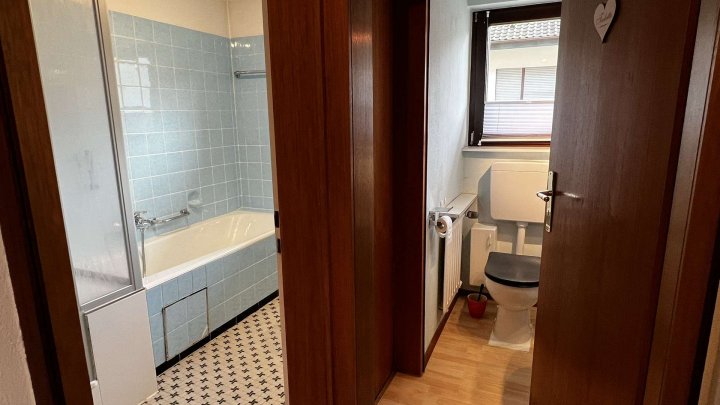 Gemeinsam Leben, getrennt wohnen,- Zweifamilienhaus mit Garten und 2 Garagen zu verkaufen!