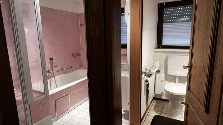 Gemeinsam Leben, getrennt wohnen,- Zweifamilienhaus mit Garten und 2 Garagen zu verkaufen!