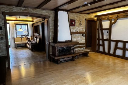 Wohnzimmer und Esszimmer im EG mit Zugang zum Garten