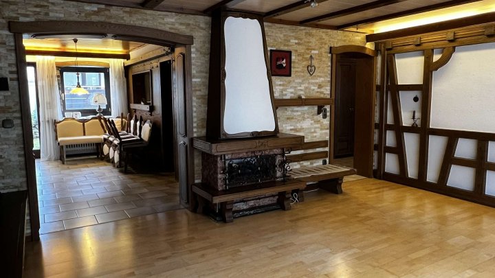 Gemeinsam Leben, getrennt wohnen,- Zweifamilienhaus mit Garten und 2 Garagen zu verkaufen!