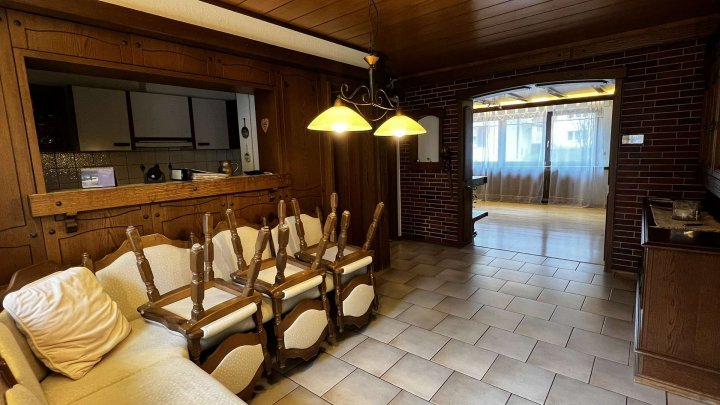 Gemeinsam Leben, getrennt wohnen,- Zweifamilienhaus mit Garten und 2 Garagen zu verkaufen!