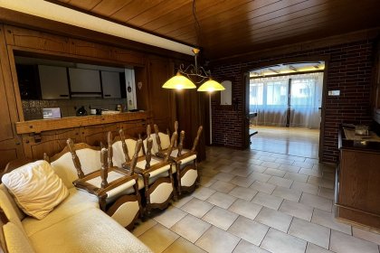 Esszimmer mit Blick ins Wohnzimmer