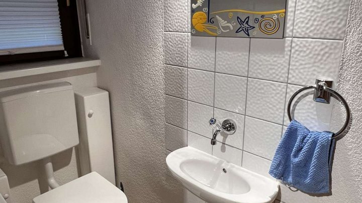 Gemeinsam Leben, getrennt wohnen,- Zweifamilienhaus mit Garten und 2 Garagen zu verkaufen!