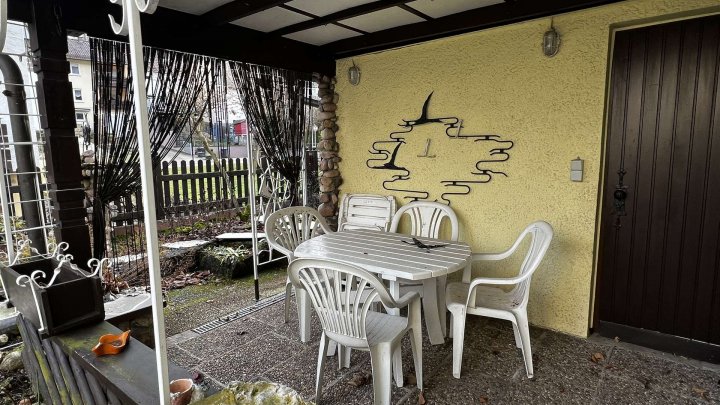 Gemeinsam Leben, getrennt wohnen,- Zweifamilienhaus mit Garten und 2 Garagen zu verkaufen!