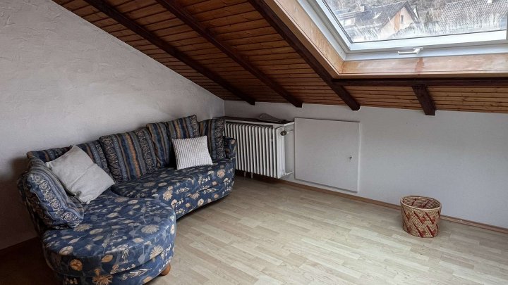 Gemeinsam Leben, getrennt wohnen,- Zweifamilienhaus mit Garten und 2 Garagen zu verkaufen!