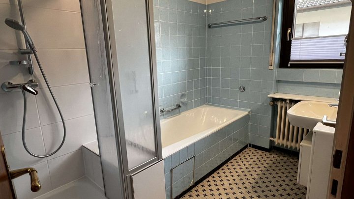 Gemeinsam Leben, getrennt wohnen,- Zweifamilienhaus mit Garten und 2 Garagen zu verkaufen!