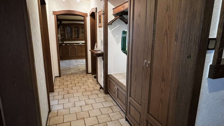 Gemeinsam Leben, getrennt wohnen,- Zweifamilienhaus mit Garten und 2 Garagen zu verkaufen!