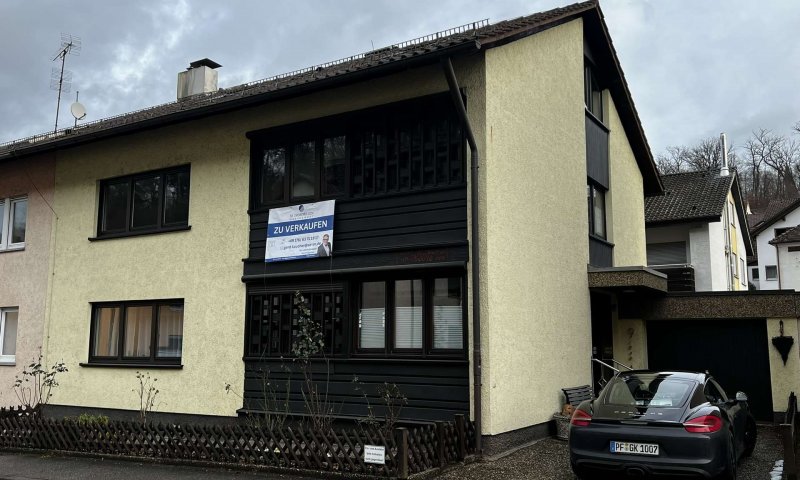 Gemeinsam Leben, getrennt wohnen,- Zweifamilienhaus mit Garten und 2 Garagen zu verkaufen!