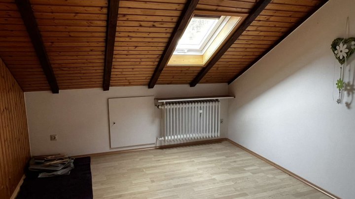 Gemeinsam Leben, getrennt wohnen,- Zweifamilienhaus mit Garten und 2 Garagen zu verkaufen!