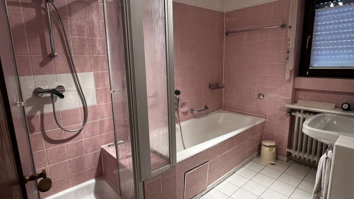 Gemeinsam Leben, getrennt wohnen,- Zweifamilienhaus mit Garten und 2 Garagen zu verkaufen!