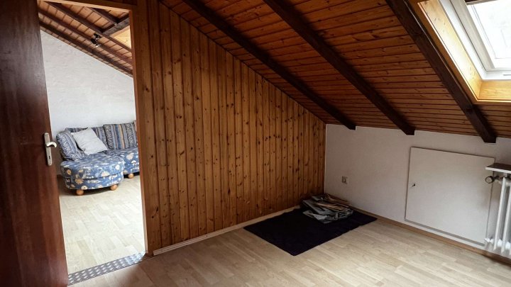 Gemeinsam Leben, getrennt wohnen,- Zweifamilienhaus mit Garten und 2 Garagen zu verkaufen!