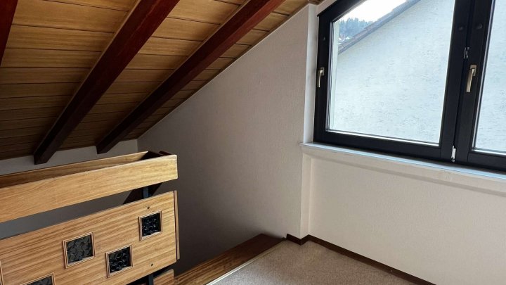 Gemeinsam Leben, getrennt wohnen,- Zweifamilienhaus mit Garten und 2 Garagen zu verkaufen!