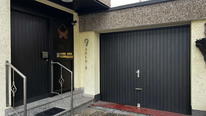 Gemeinsam Leben, getrennt wohnen,- Zweifamilienhaus mit Garten und 2 Garagen zu verkaufen!