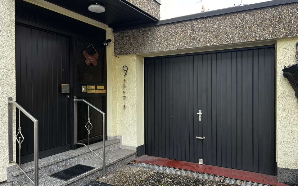 Eingang und Garage