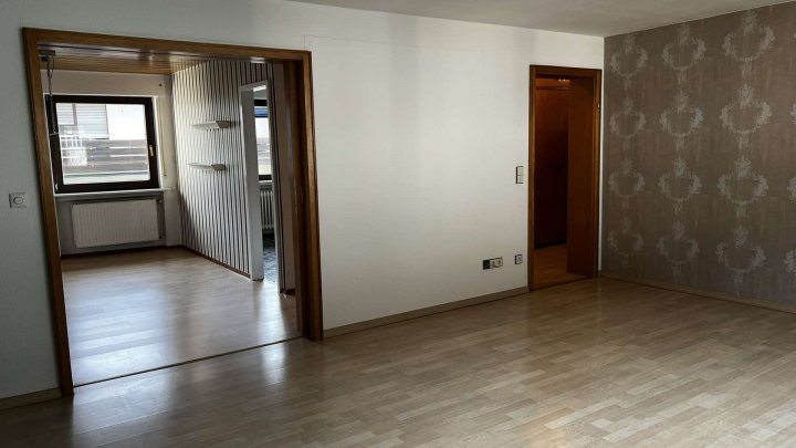 Gemeinsam Leben, getrennt wohnen,- Zweifamilienhaus mit Garten und 2 Garagen zu verkaufen!