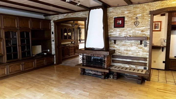 Gemeinsam Leben, getrennt wohnen,- Zweifamilienhaus mit Garten und 2 Garagen zu verkaufen!