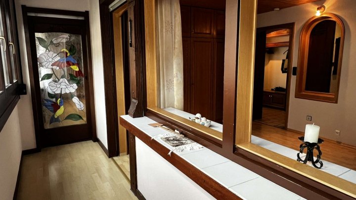 Gemeinsam Leben, getrennt wohnen,- Zweifamilienhaus mit Garten und 2 Garagen zu verkaufen!