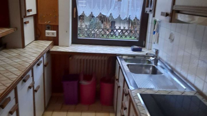 Gemeinsam Leben, getrennt wohnen,- Zweifamilienhaus mit Garten und 2 Garagen zu verkaufen!