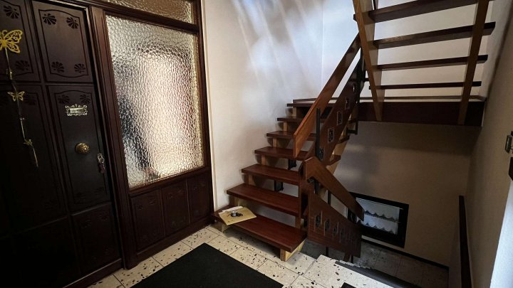 Gemeinsam Leben, getrennt wohnen,- Zweifamilienhaus mit Garten und 2 Garagen zu verkaufen!