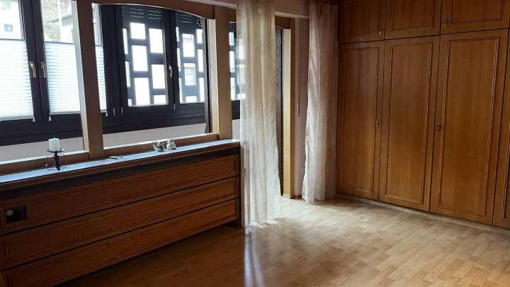 Gemeinsam Leben, getrennt wohnen,- Zweifamilienhaus mit Garten und 2 Garagen zu verkaufen!