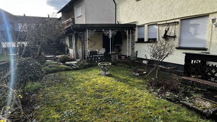 Gemeinsam Leben, getrennt wohnen,- Zweifamilienhaus mit Garten und 2 Garagen zu verkaufen!