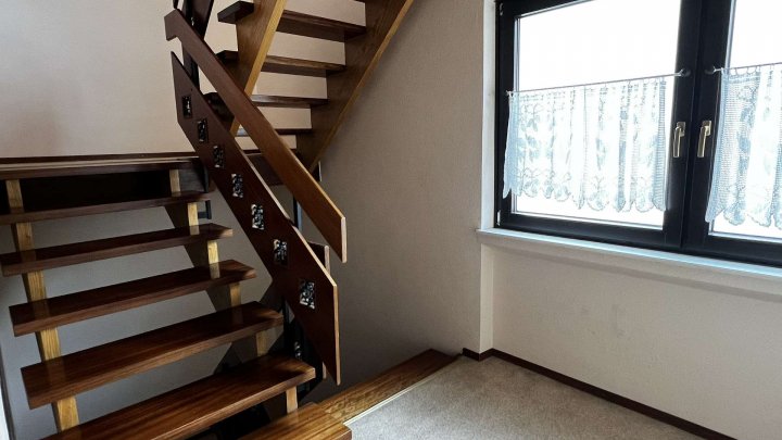 Gemeinsam Leben, getrennt wohnen,- Zweifamilienhaus mit Garten und 2 Garagen zu verkaufen!