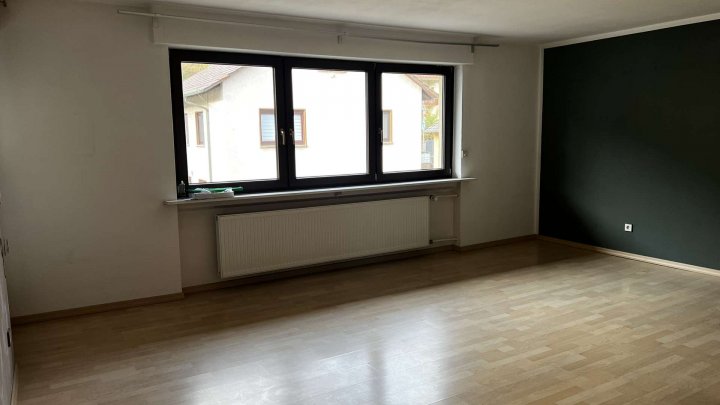 Gemeinsam Leben, getrennt wohnen,- Zweifamilienhaus mit Garten und 2 Garagen zu verkaufen!