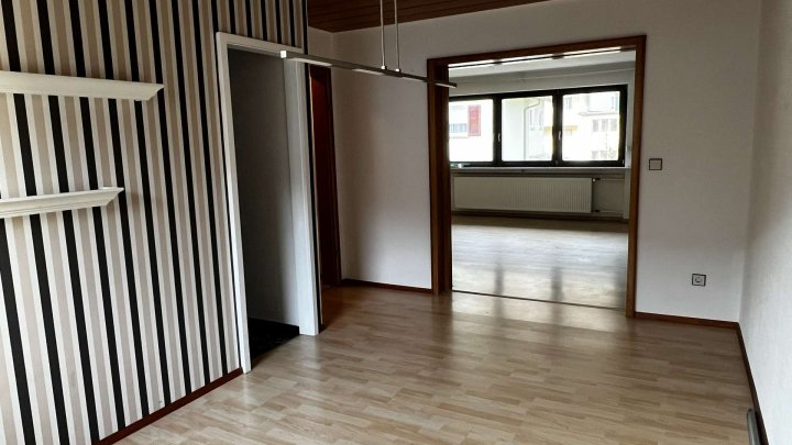 Gemeinsam Leben, getrennt wohnen,- Zweifamilienhaus mit Garten und 2 Garagen zu verkaufen!