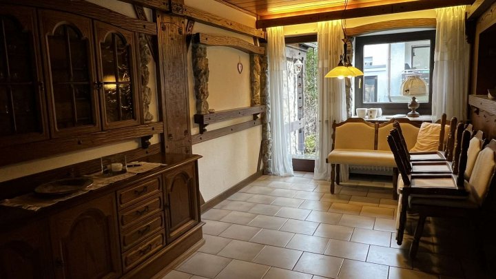 Gemeinsam Leben, getrennt wohnen,- Zweifamilienhaus mit Garten und 2 Garagen zu verkaufen!