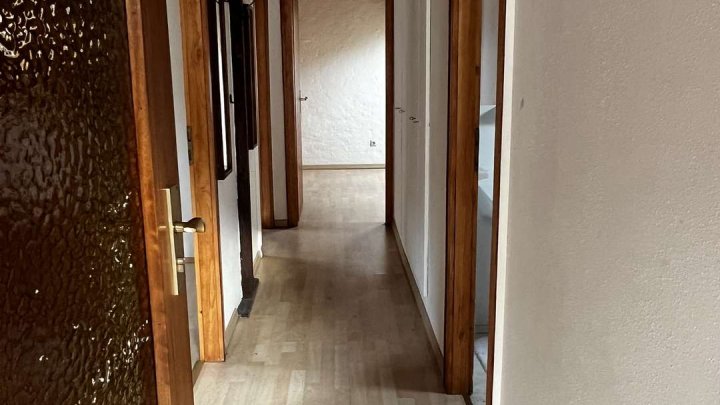 Gemeinsam Leben, getrennt wohnen,- Zweifamilienhaus mit Garten und 2 Garagen zu verkaufen!