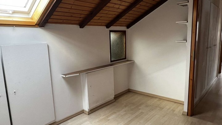 Gemeinsam Leben, getrennt wohnen,- Zweifamilienhaus mit Garten und 2 Garagen zu verkaufen!