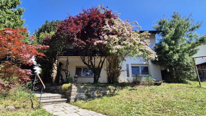 Schönes Haus mit Traumaussicht, Einliegerwohnung, schönem Garten und Garage zu verkaufen!