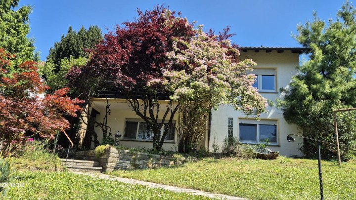 Schönes Haus mit Traumaussicht, Einliegerwohnung, schönem Garten und Garage zu verkaufen!