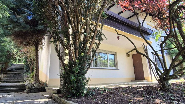 Schönes Haus mit Traumaussicht, Einliegerwohnung, schönem Garten und Garage zu verkaufen!