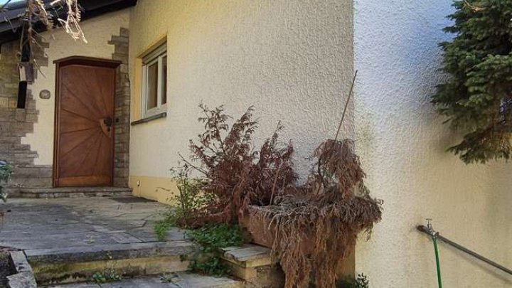 Schönes Haus mit Traumaussicht, Einliegerwohnung, schönem Garten und Garage zu verkaufen!