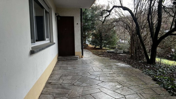 Schönes Haus mit Traumaussicht, Einliegerwohnung, schönem Garten und Garage zu verkaufen!!