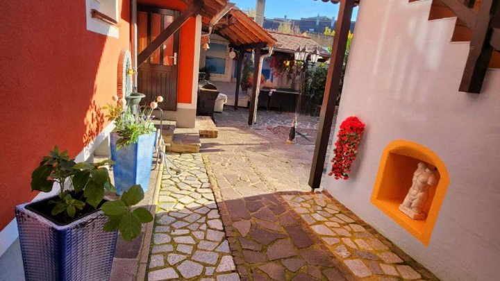 5 Wohnungen umsetzbar, Gewerbe & Hinterhaus! Alles unter 2 Dächern!