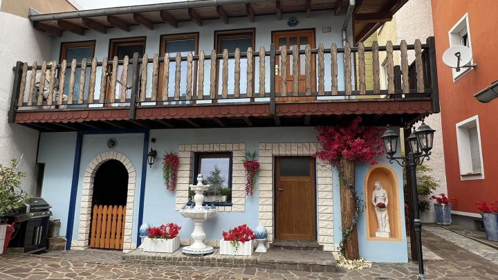 5 Wohnungen umsetzbar, Gewerbe & Hinterhaus! Alles unter 2 Dächern!