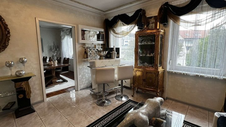 5 Wohnungen umsetzbar, Gewerbe & Hinterhaus! Alles unter 2 Dächern!