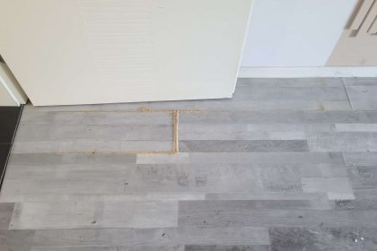 Kinderzimmer Mädchen beschädigter Laminat