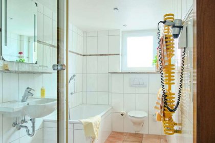 Bad mit Dusche und Wanne