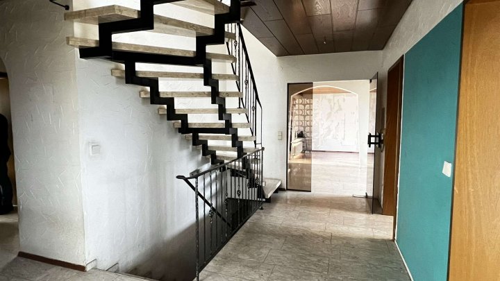 Rohdiamant braucht Feinschliff! Schönes Haus - renovierungsbedürftig zu verkaufen.