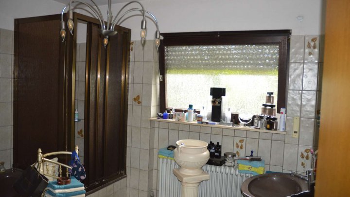 Rohdiamant braucht Feinschliff! Schönes Haus - renovierungsbedürftig zu verkaufen.