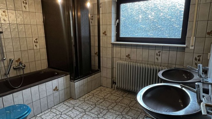 Rohdiamant braucht Feinschliff! Schönes Haus - renovierungsbedürftig zu verkaufen.