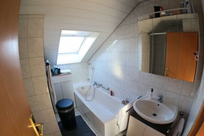 Bad mit Wanne und Dusche