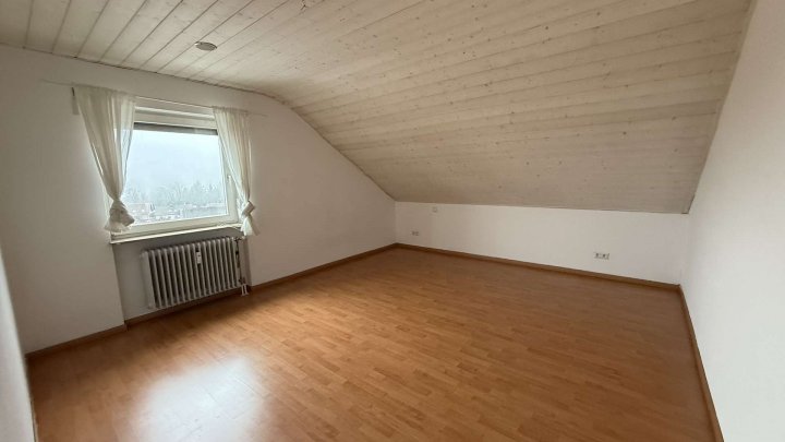 Sensationelles Potenzial im DG, 3 Zimmerwohnung mit Loggia, Gartenanteil & Garage