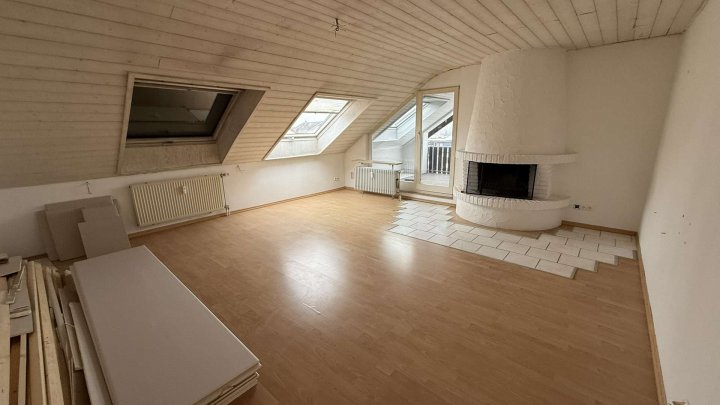 Sensationelles Potenzial im DG, 3 Zimmerwohnung mit Loggia, Gartenanteil & Garage