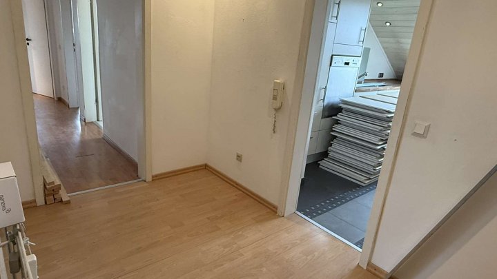 Sensationelles Potenzial im DG, 3 Zimmerwohnung mit Loggia, Gartenanteil & Garage