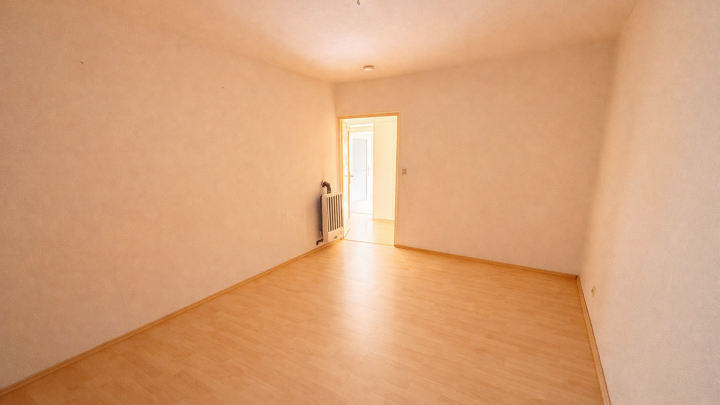 Renovierungswillige aufgepasst! 2-Zi-Whg in zentraler Lage mit EBK zu verkaufen!