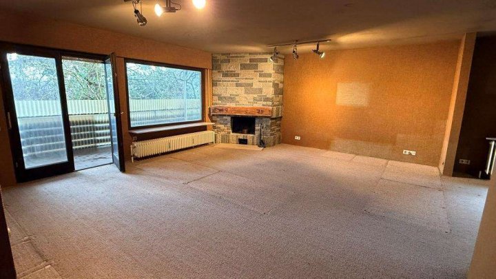 Sanierungsbedürftiges Fertighaus mit Einliegerwohnung, Sauna & Doppelgarage in Hanglage zu verkaufen